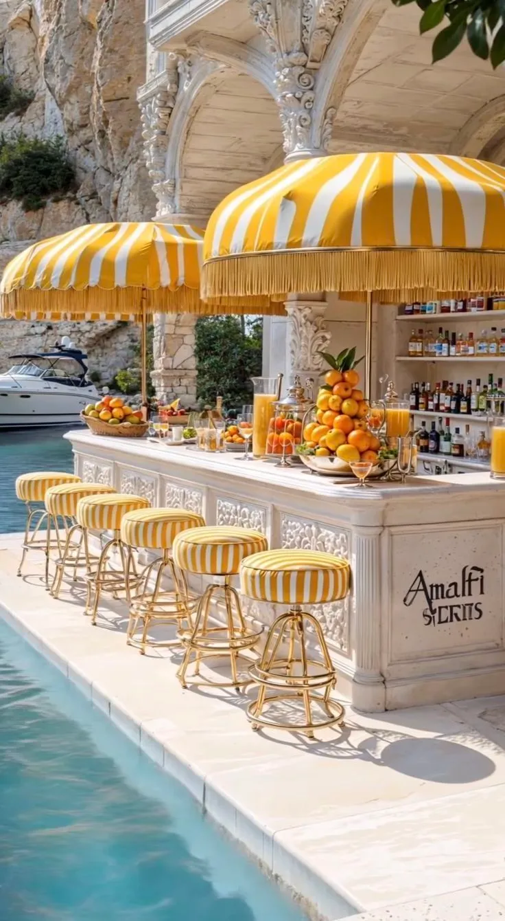 Bar de la côte amalfitaine avec parasols rayés jaunes et oranges sanguines