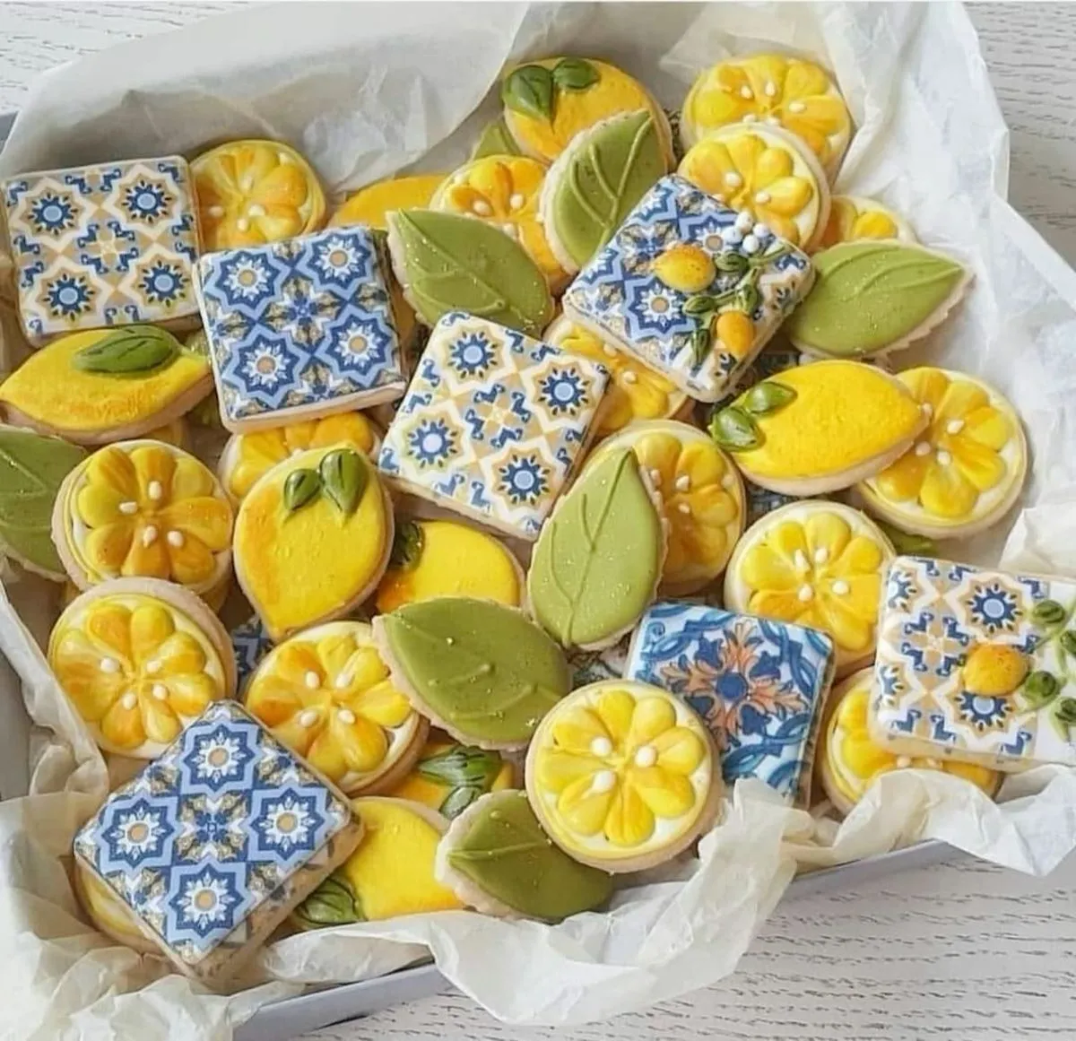 Biscuits sablés décorés de glaçage citron et de motifs azulejos
