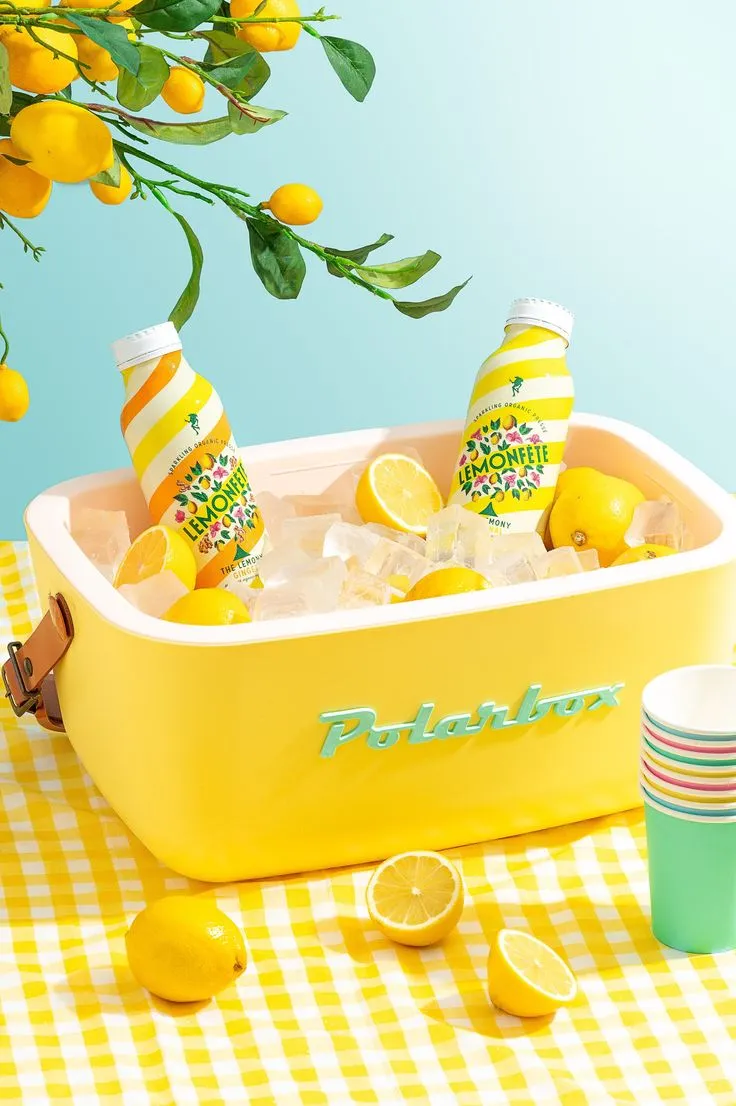 Glacière Polarbox jaune avec bouteilles de soda Lemonfête