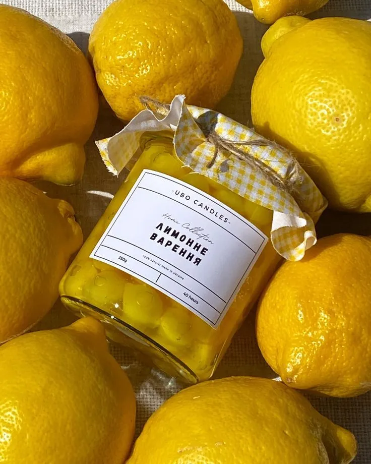 Pot de marmelade de citron UBO sur lit de citrons frais